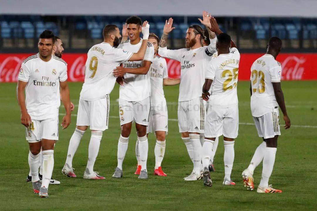 前锋连续三轮破门，全场观众沸腾