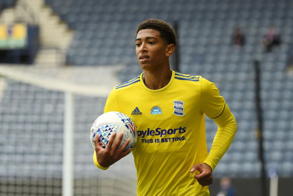 足球报：莱昂纳多+李新翔均有望出战英博，海港不败即加冕（足球报：莱昂纳多李新翔有望迎战英博 海港不败即可封王）