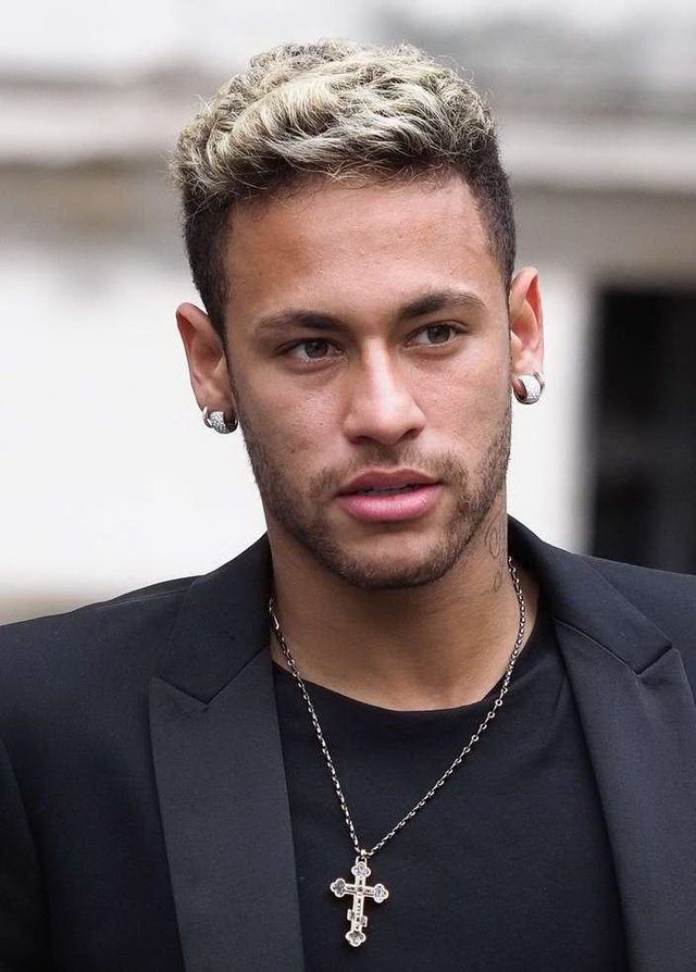 奇招！巴拉多利德球员防守中亲吻对手，后者挥拳反击遭红牌罚下（巴拉多利德球员防守时突袭亲吻，对手挥拳回击吃到红牌）