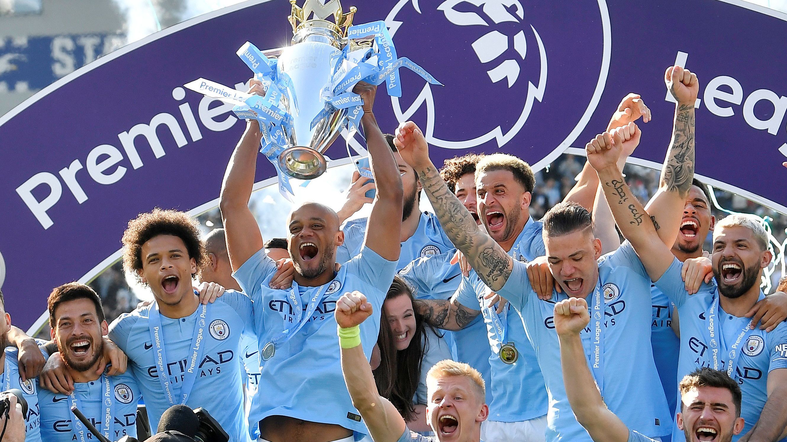 埃基蒂克助攻涉手球争议，主裁观看VAR核查（埃基蒂克助攻引发手球争议，主裁场边观看VAR回放）