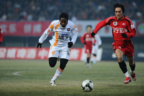 国米官方宣布邦尼左膝轻微扭伤，下周将再对伤情做出评估（国米官宣：邦尼左膝轻度扭伤，伤情将于下周复评）