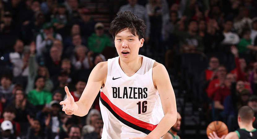 NBA常规赛战报：湖人客场险胜太阳,（NBA常规赛：湖人客场惊险击败太阳）