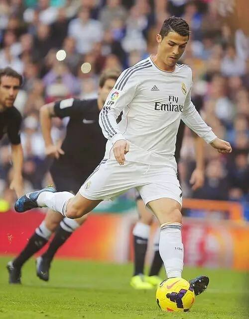 不差钱，阿联酋足协提供5架专机拉球迷去客场看世预赛（阿联酋足协豪气包机，5架专机送球迷赴客场看世预赛）