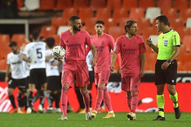 TA：巴萨、曼城和巴黎欣赏阿克利乌什，明夏他会高价转会（TA：巴萨、曼城与巴黎青睐阿克利乌什，明夏或高价转会）